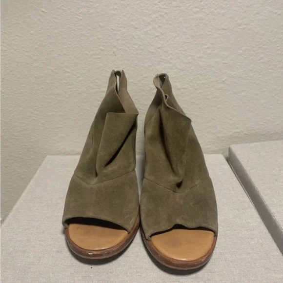 Ugg heels - Picture 1 of 7